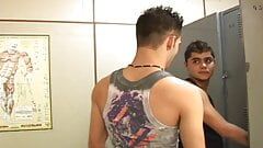 In de kleedkamer hebben twee schattige jongens ongelooflijke orale en anale seks met een krachtig en langdurig orgasme