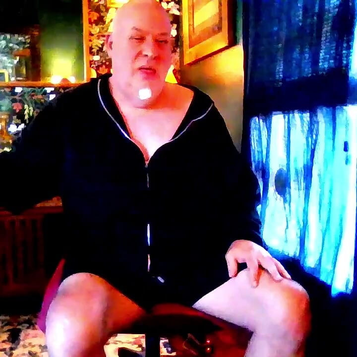 Urso masturba na webcam com Maskulo Jock