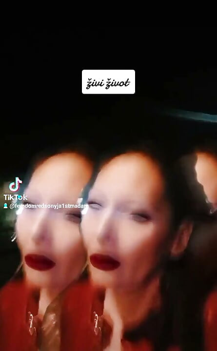 פירורי הרחמים שלי, תולעים עלובות קטנות, בואו הנה והשתחוו לאלה האחת והיחידה. תהנו