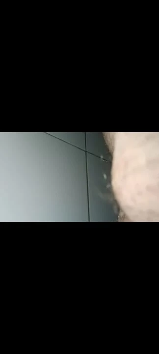 Üvey kız kardeş büyük beyaz yarakla banyoda sert sikişiyor