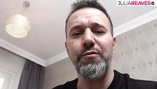 Возбужденная тинка сосет огромный дилдо, затем трахает его пизду