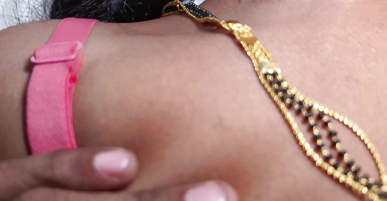 Desi hete echte seksvideo van Bhabhi die een jurk draagt en een rode beha echte Desi Indische seks draagt
