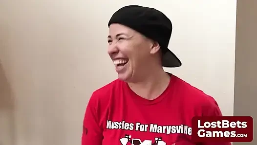 Doğum gününde dövme salonunun dışında gergin bir şekilde durdu