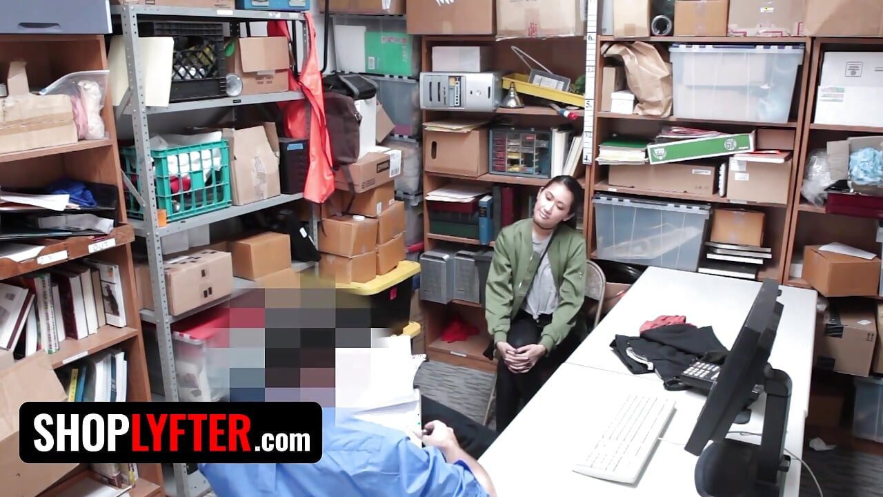 Shoplyfter - slabă asiatică răutăcioasă Jade Noir prinsă furând și disciplinată de ofițerul Perrv