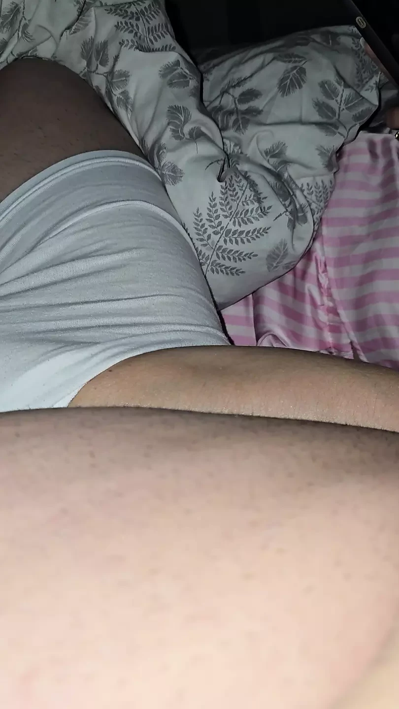 Une belle-mère glisse sous son beau-fils en sous-vêtements en lui touchant la bite
