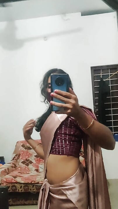 Ladyboy Roshni คนสวยมือสมัครเล่นสนุกถ่ายเองและยิงน้ําเงี่ยน