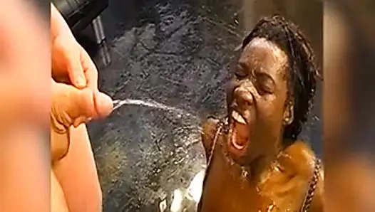 Жесткий моча в рот и проглотил - грязная немецкая шлюшка пьет горячий писс прямо из источника