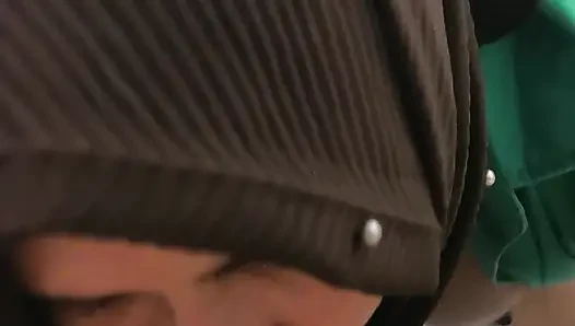 Der Kellnerjunge befriedigt die Kunden in der Hoffnung, Trinkgeld zu bekommen.