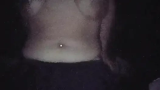 Ich bin aus der Dusche gestiegen und habe zugesehen, wie ich mich heiß bewege.