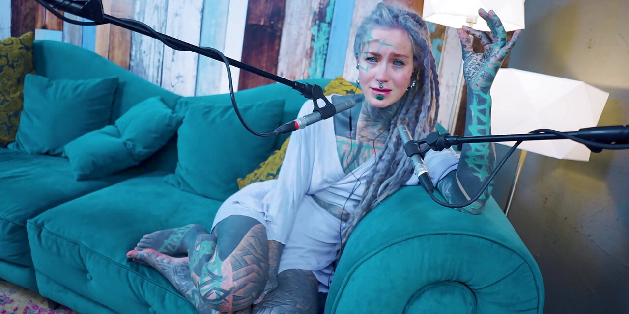 Vorbesc despre G - Grattitude - ASMR podcast SFW vorbind fată slabă gotică dreadlocks tatuaj model fată tatuată cu cerneală
