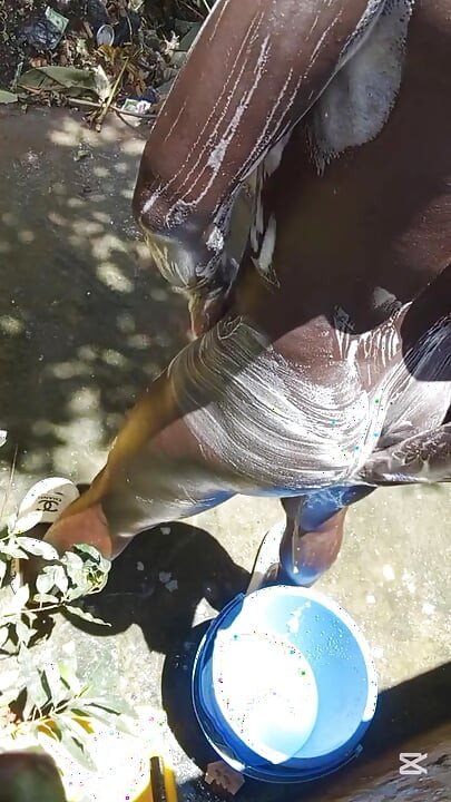 Zralý tvrdý černý čůrák dostane skutečnou sprchu