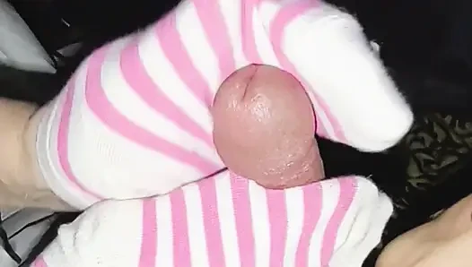 Ateşli pembe ve beyaz çizgili çoraplı çorapla mastürbasyon - çoraplara boşalma