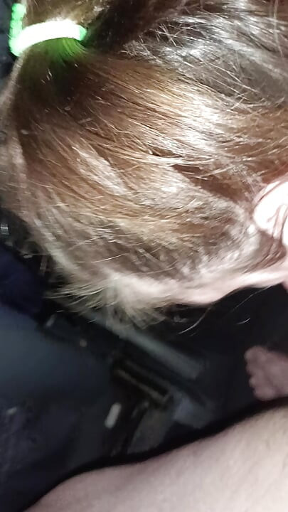 Fille de 24 ans qui suce une bite dehors dans la voiture
