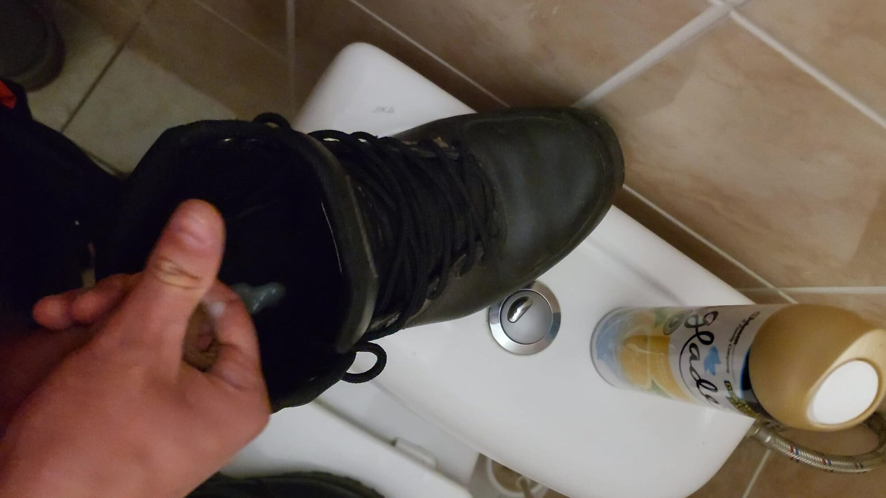 Cum in Nike Manoa leatherboots
