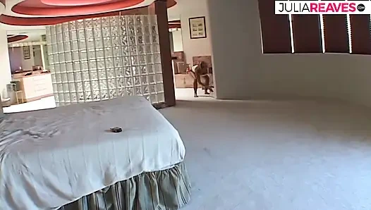 Крошка-блондинка подпрыгивает своей пирсинговой киской на огромном члене до камшота