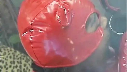 Милфа в латексе доминирует с цепным поводком и текущим оральным сексом