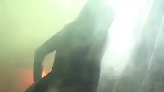 Parlak bir sarışınla erotik solo mastürbasyon klibi