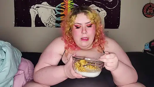 Şişman kadın buzlu pul yiyor