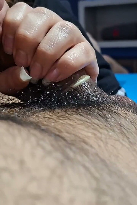 Deepthroat chlupatému chlápkovi