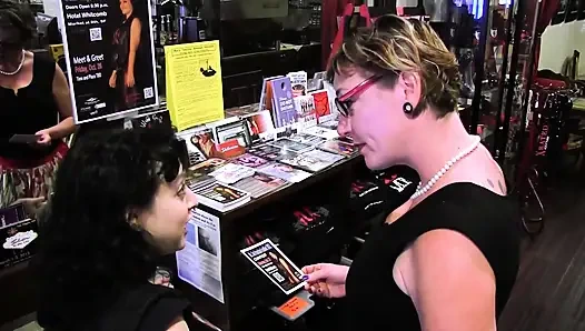 Dövmeli olgun lezbiyen amcık oynuyor ve esmer genç kızla parmaklıyor