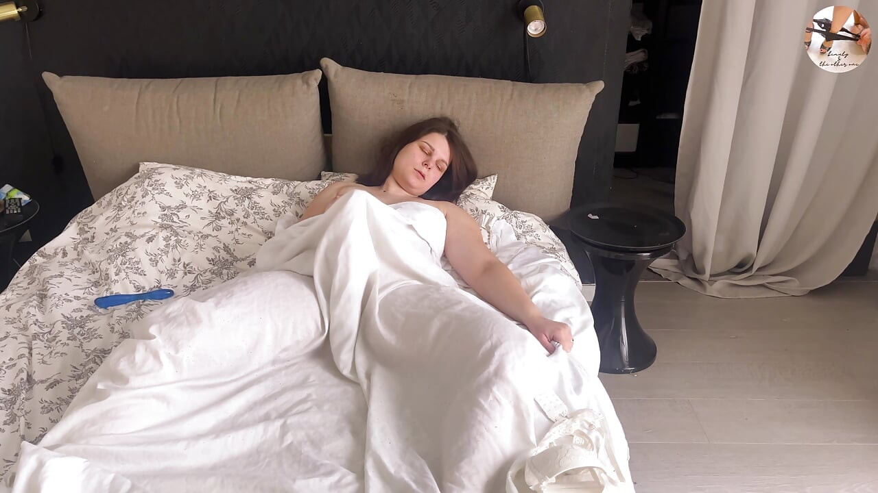 Acasă singură, masturbându-se pizda joacă sub cearșafuri