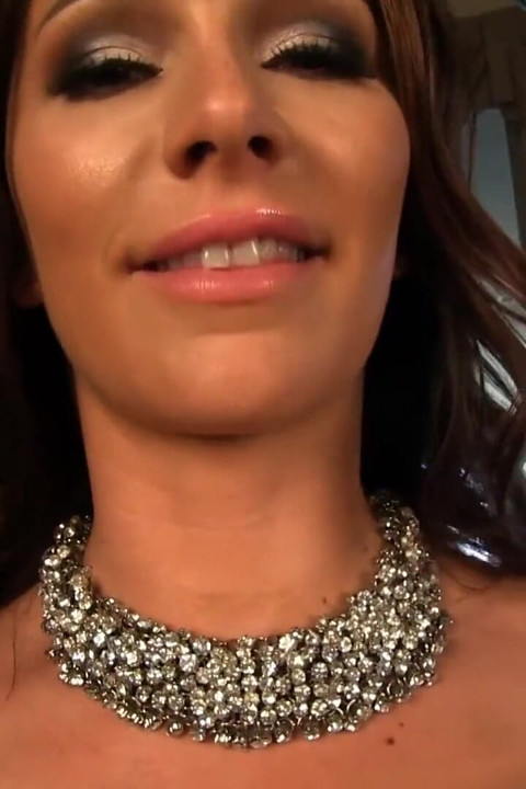 Büyük memeli esmer destiny güzel amcığıyla oynuyor