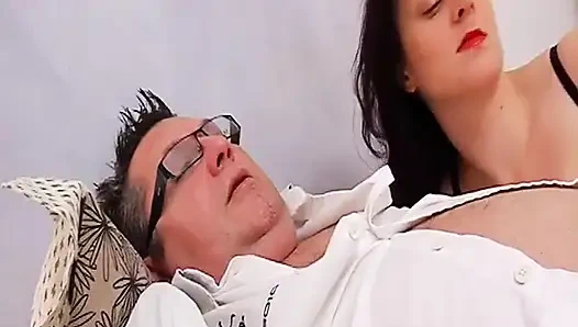 Curvy Babe Likes to Deepthroat on Amateur Casting