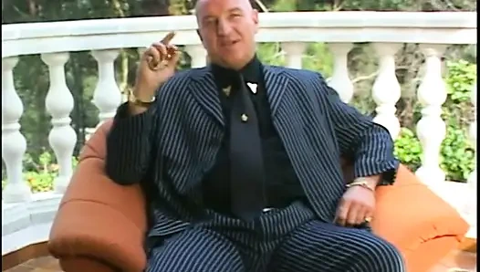 Seksi sürtükler bir adamı büyük yarakla paylaşıyor ve sikişten sonra havuzun yanında döl yutuyor