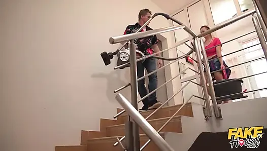 Fake hostel - Die blonde lily joy mit dicken titten ist das beste zimmermädchen, das ein Hostel haben kann