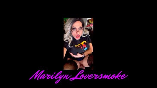 Schöne trans marilyn neckt zu hause, rauchender fetisch
