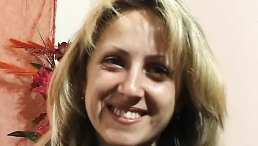 Грудастая блондинка показывает свое тело