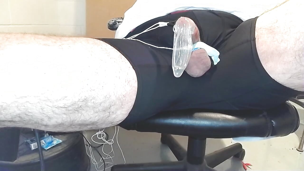 コンドームに前立方と精液を入れながらエスティムを使う