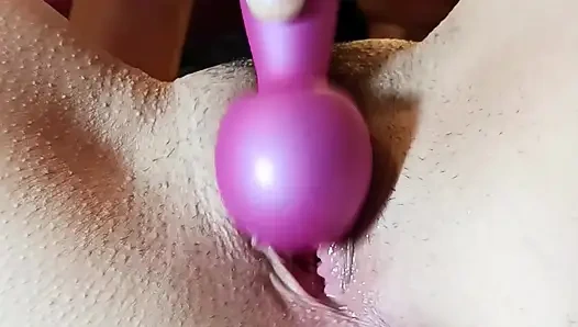 Olgun bir kadın porno izliyor mastürbasyon yapıyor ve sert boşalıyor
