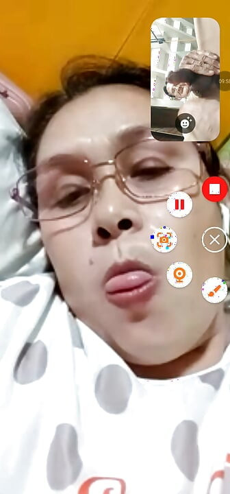 Larut malam kita melakukan panggilan seks video