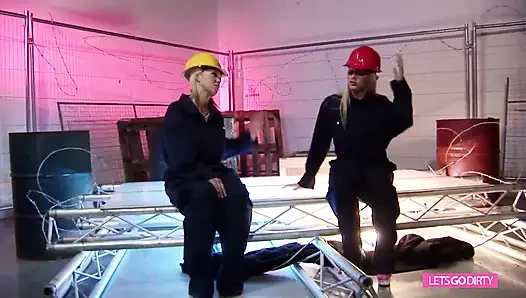 Cewek pirang dengan jala dengan payudara besar menikmati di satu kontol