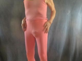 Leggings mariquita perra muestra su culo femenino.