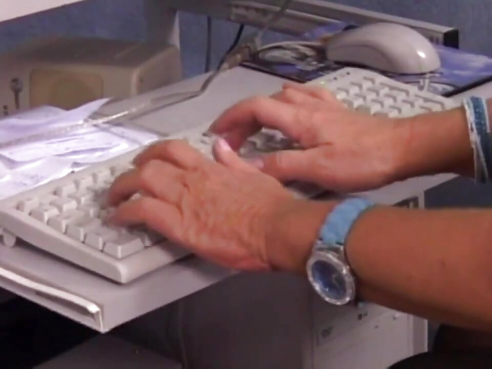 टैटू वाले बड़े स्तन वाली milf(चोदने लायक मम्मी) चूत चाट रही है