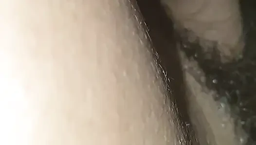 Cewek sange ini datang untuk nonton televisi dan berujung nyepong kontol