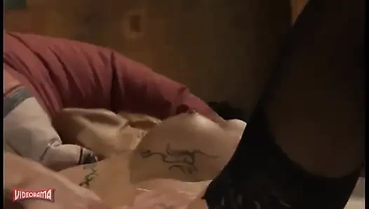 Sebenarnya, ini tentang mode, tetapi seks lesbian bahkan lebih menarik