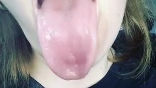 Brutto feticcio della lingua con la bocca sputata
