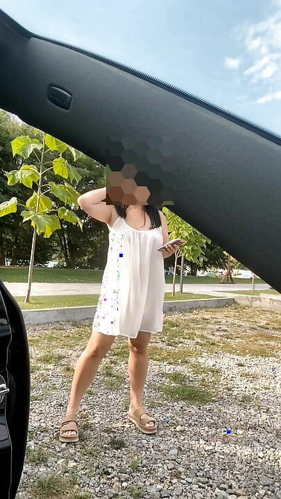 MILF i en gjennomsiktig, sexy kjole.
