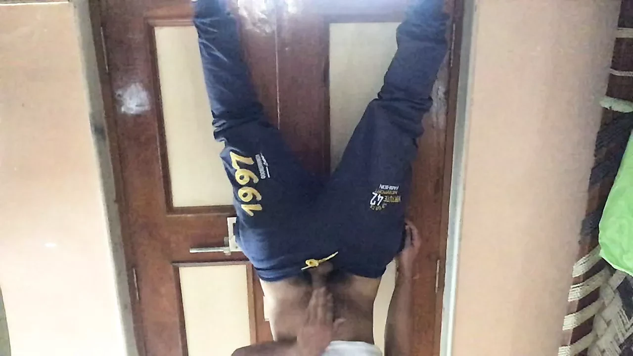 Kamu konuşmacı kadınlar bir podyumda bir yabancı fuck #emmek #kedi #göt emmek