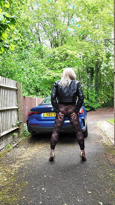 Siyah deri ceket ve dantel catsuit ve topuklu ayakkabılı travesti kellycd2022