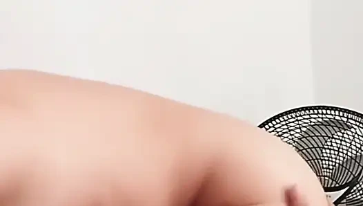 Лактирующая маленькая гадость трахается во многих позах, она возбуждена