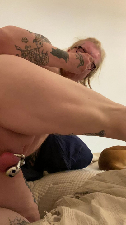 Kadın kılıklı kilitliyken göt tıkacı temizliyor