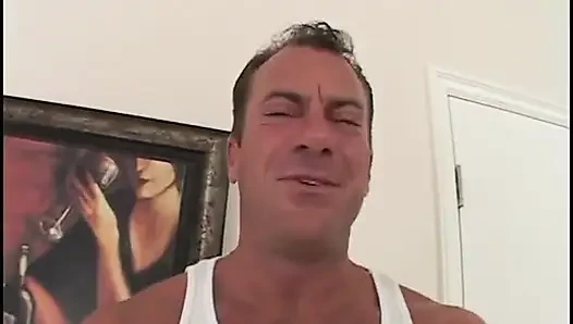 Olgun orta yaşlı seksi kadınlar damlayan ıslak amcıklarla derinden sikiliyor