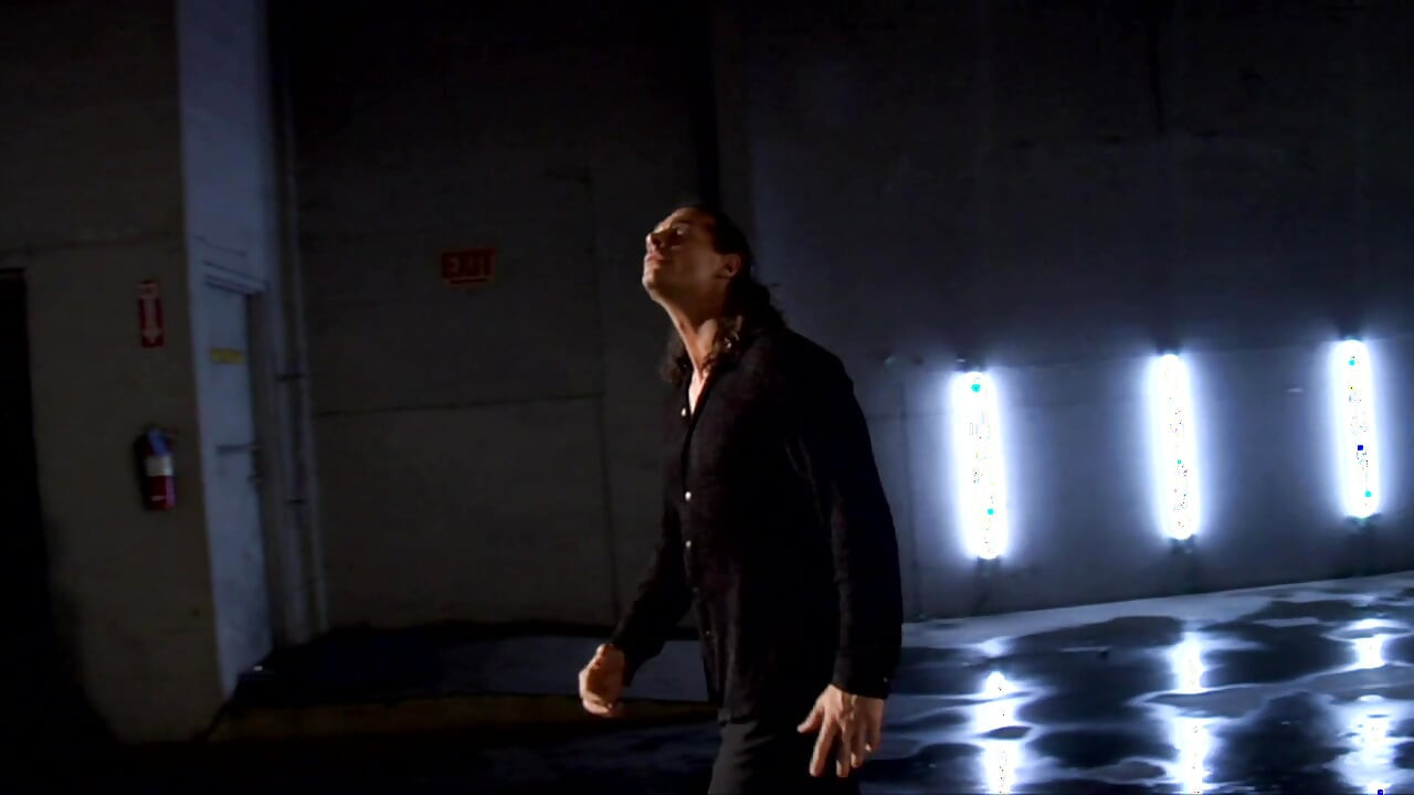 Το σκληρό κεράσι του πλούσιου κουβά με τα χύσια της σκύλας φαίνεται μικροκαμωμένο γεμάτο σπέρμα