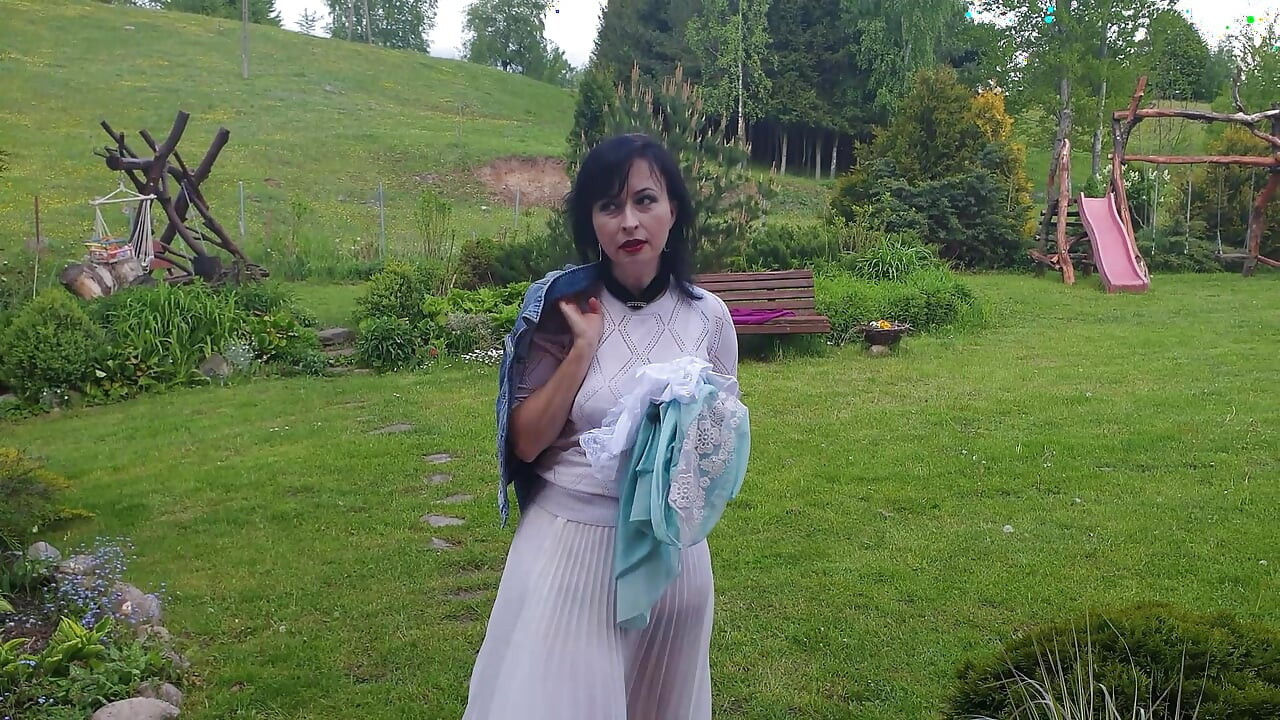 Wanilianna își masturbează pizda în grădină