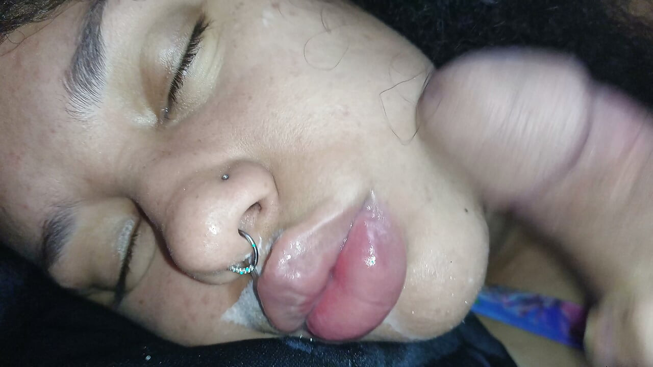욕심나고 목마른 창녀의 입에 질싸 2개