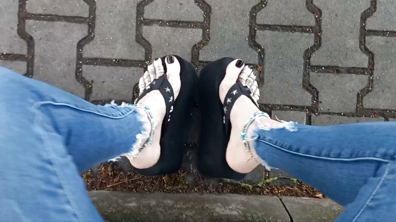 Sexy feet in black platforms, toe rings & anklets + ripped jeans